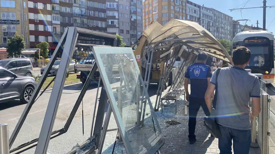 Kepçe kolu tramvay durağına çarptı: 1 yaralı