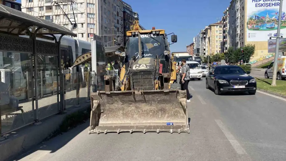 Kepçe kolu tramvay durağına çarptı: 1 yaralı