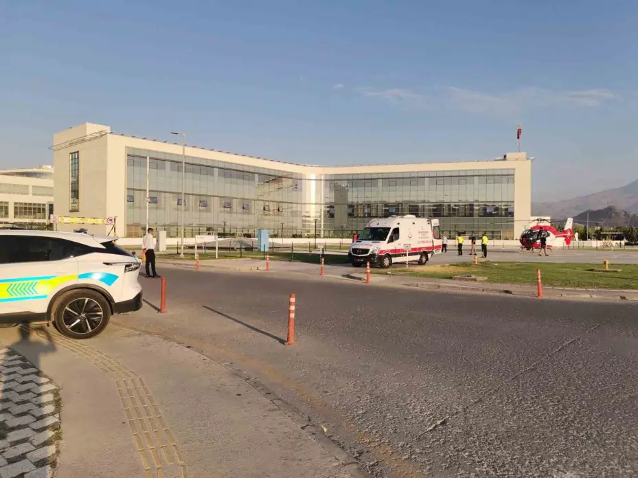 Kamyon ile otomobil çarpıştı: 2 polis yaralı