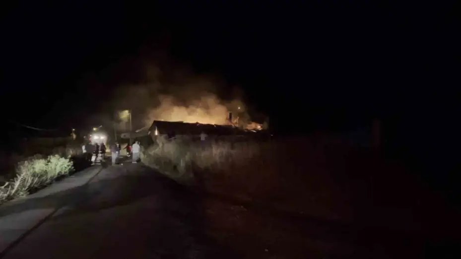 Sivas’ta çıkan yangında alevler geceyi aydınlattı