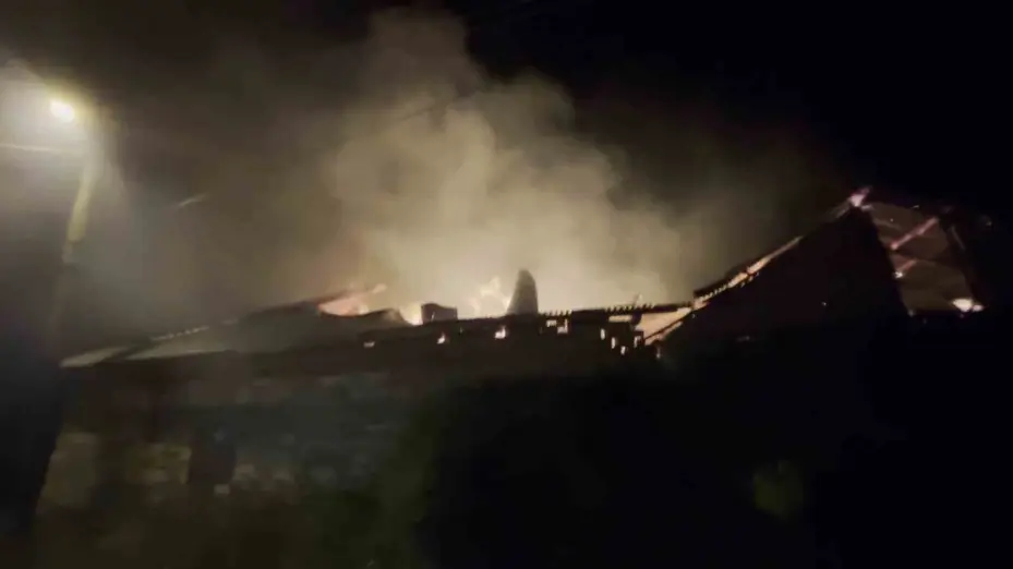 Sivas’ta çıkan yangında alevler geceyi aydınlattı