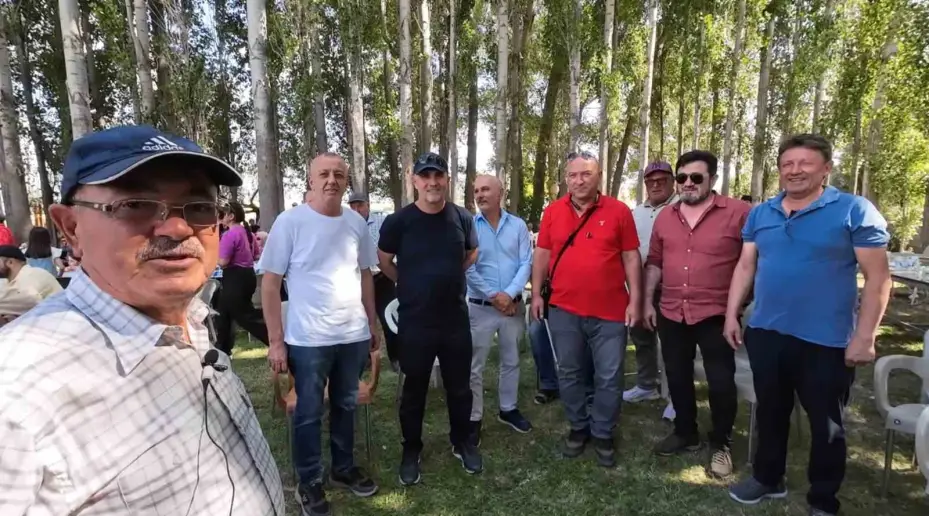 45 yıl sonra duygulandıran buluşma: Ali Öğretmen öğrencileriyle şenlikte buluştu