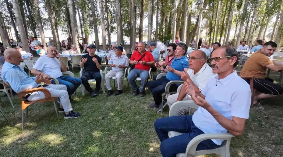 45 yıl sonra duygulandıran buluşma: Ali Öğretmen öğrencileriyle şenlikte buluştu