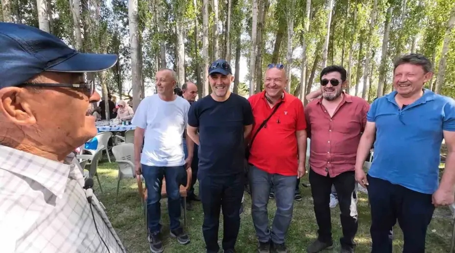 45 yıl sonra duygulandıran buluşma: Ali Öğretmen öğrencileriyle şenlikte buluştu