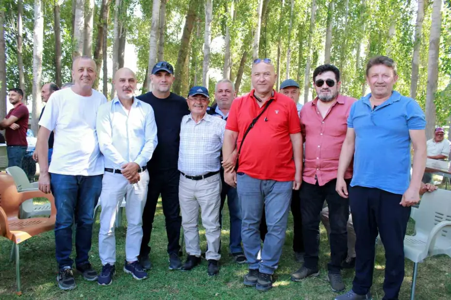 45 yıl sonra duygulandıran buluşma: Ali Öğretmen öğrencileriyle şenlikte buluştu