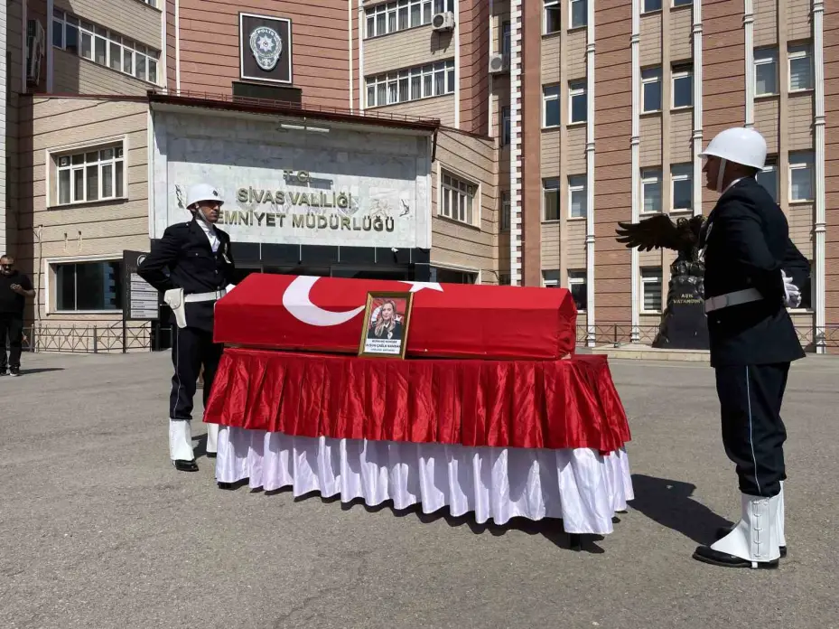 Trafik kazasında hayatını kaybeden komiser, törenle memleketine uğurlandı
