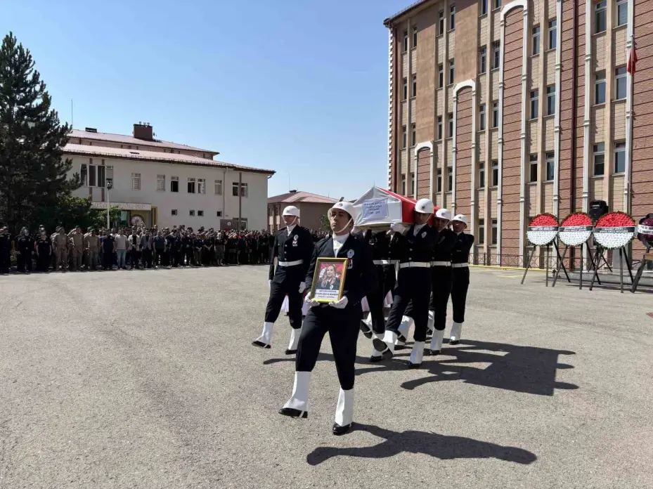 Trafik kazasında hayatını kaybeden komiser, törenle memleketine uğurlandı
