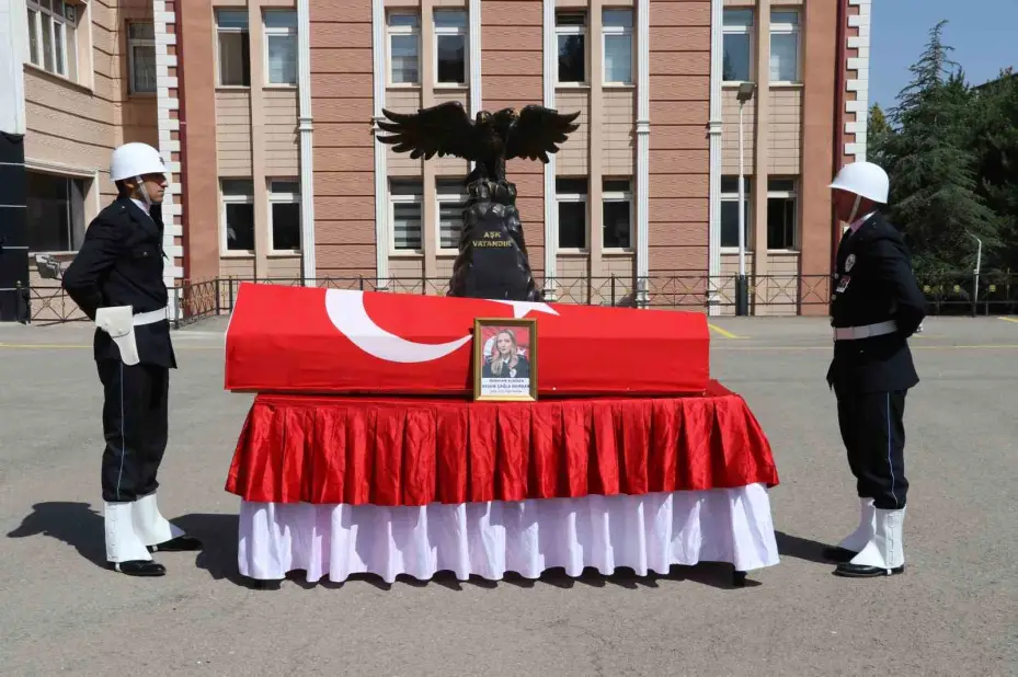 Trafik kazasında hayatını kaybeden komiser, törenle memleketine uğurlandı