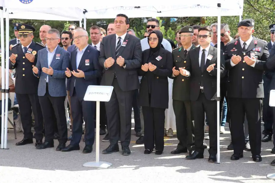 Trafik kazasında hayatını kaybeden komiser, törenle memleketine uğurlandı