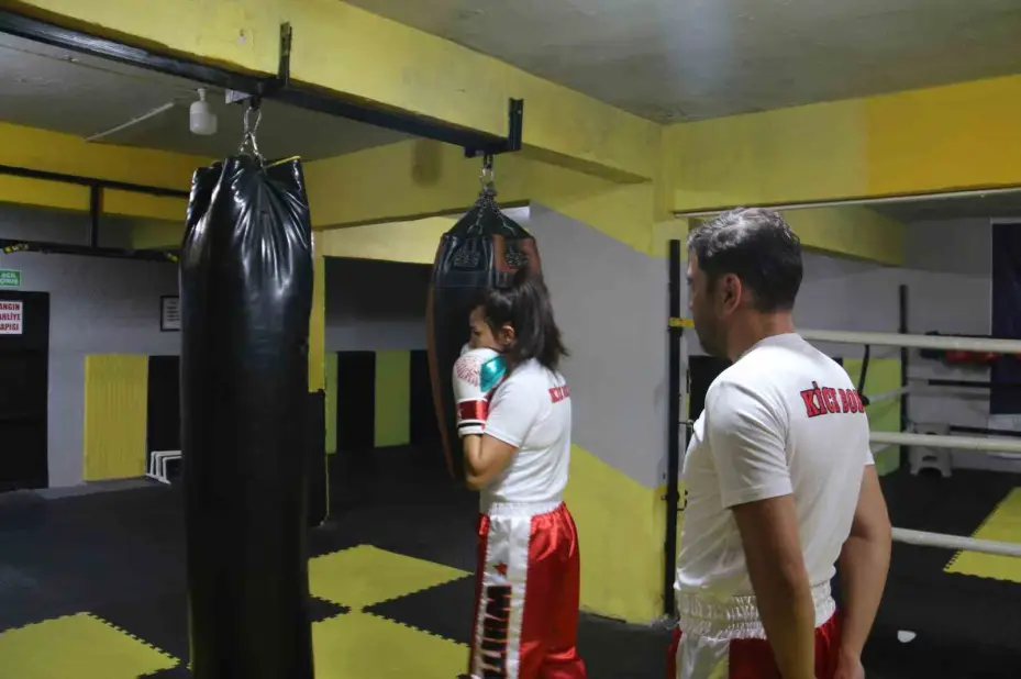 Kick boksa stres atmak için başladılar, Dünya Kupası şampiyonluğu elde ettiler