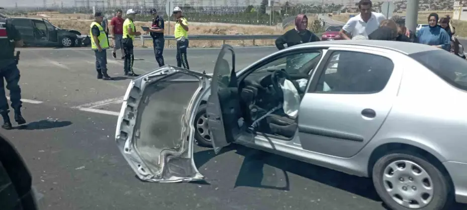 Otomobiller çarpıştı: 7 yaralı