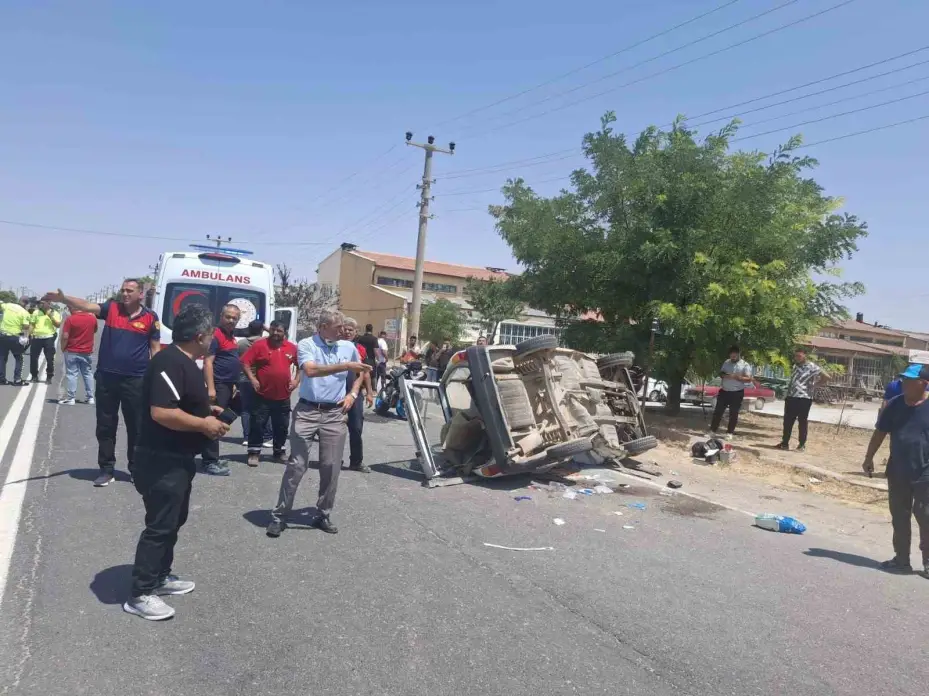Motosikletin çarptığı otomobil devrildi: 1’i ağır, 3 yaralı