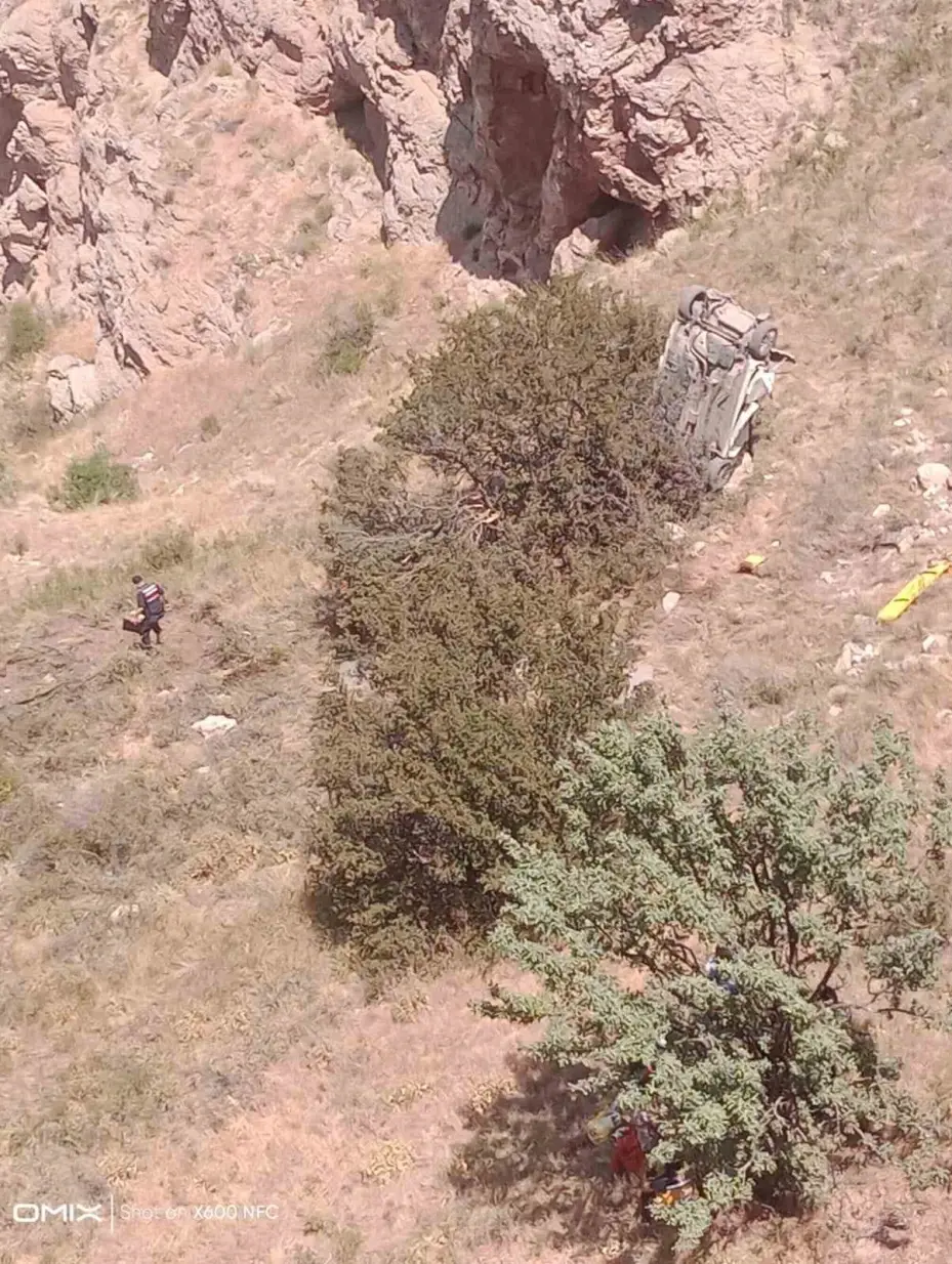 El freni çekilmeyen greyderin sürüklediği otomobil uçuruma yuvarlandı: 1 ölü, 1 yaralı