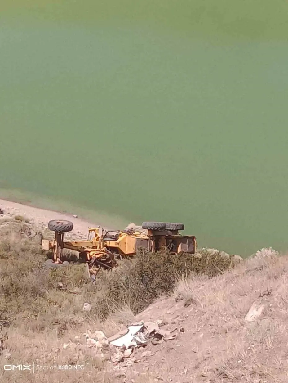 El freni çekilmeyen greyderin sürüklediği otomobil uçuruma yuvarlandı: 1 ölü, 1 yaralı