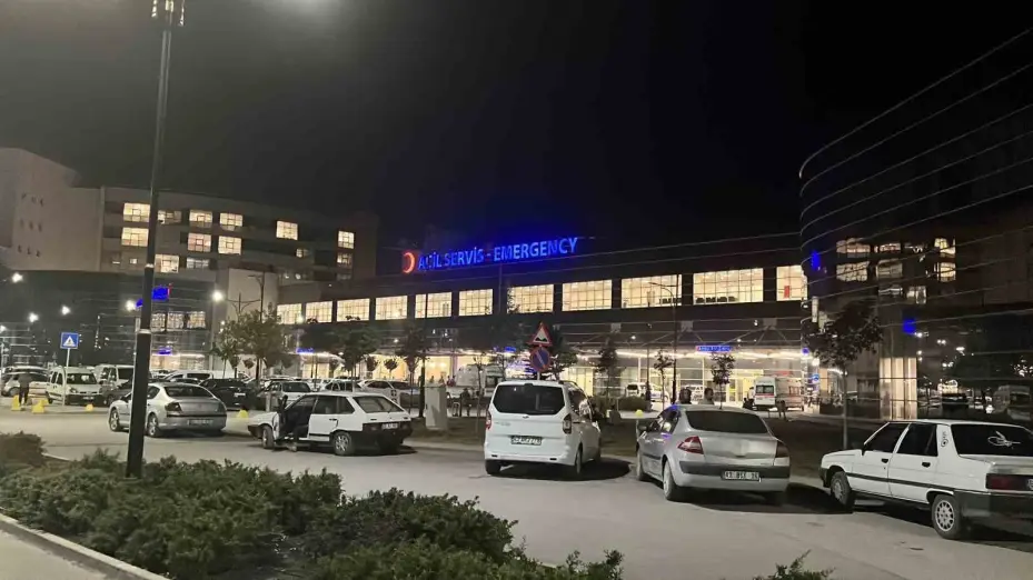 Yola fırlayan çocuğa iki otomobil çarptı