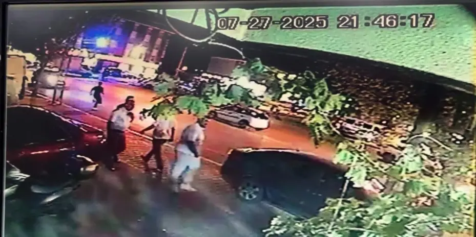 Yola fırlayan çocuğa iki otomobil çarptı