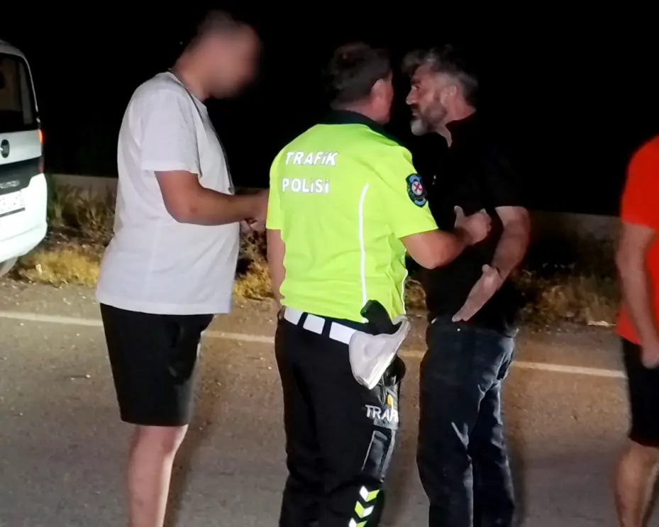 Alkollü sürücü ile vatandaşın "Sen neden çekiyorsun?" polemiği kamerada