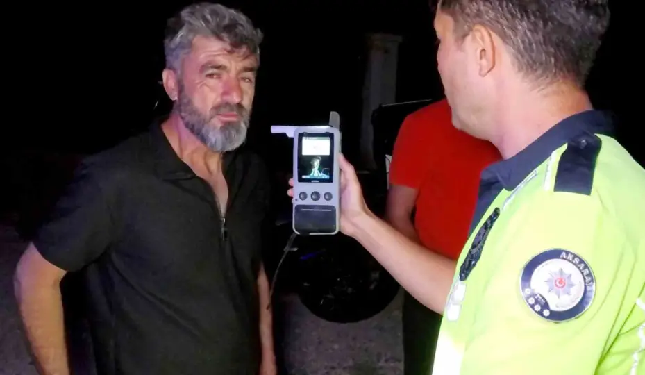Alkollü sürücü ile vatandaşın "Sen neden çekiyorsun?" polemiği kamerada