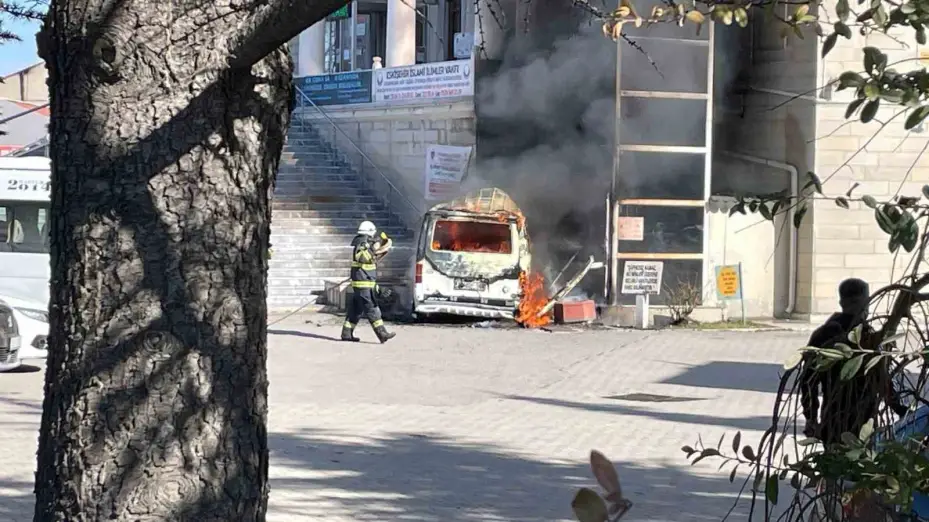 Cami avlusunda araçla birlikte yanan asansör onarılmayı bekliyor