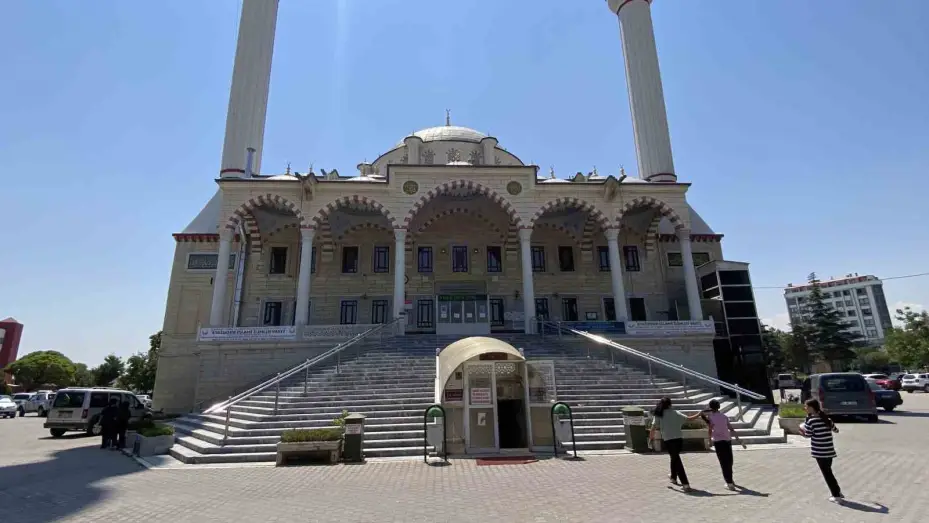 Cami avlusunda araçla birlikte yanan asansör onarılmayı bekliyor