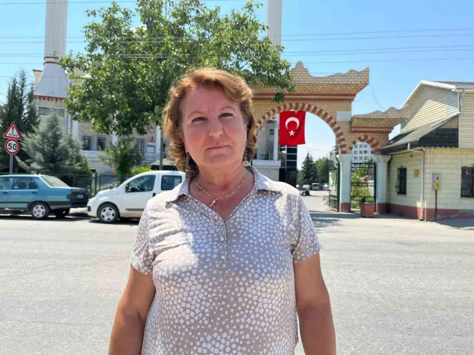 Cami avlusunda araçla birlikte yanan asansör onarılmayı bekliyor