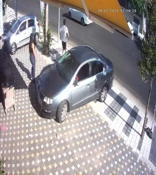 Araçta bırakılan çocuk, el frenini indirdi