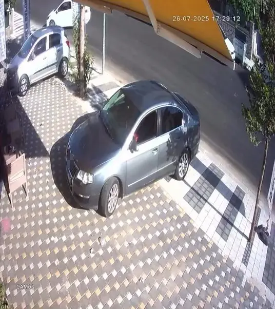 Araçta bırakılan çocuk, el frenini indirdi