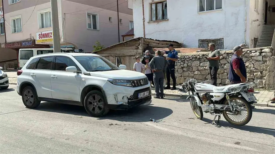 Karaman’da ciple çarpışıp yola savrulan motosikletli yaralandı