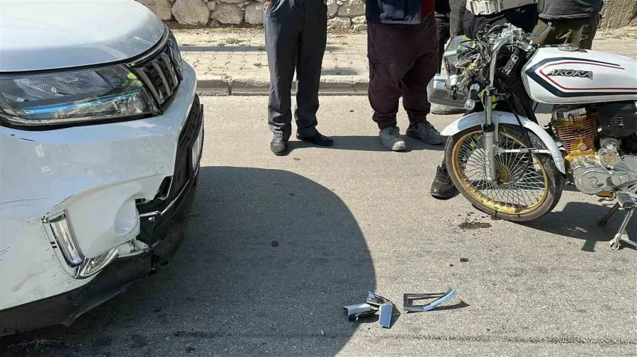 Karaman’da ciple çarpışıp yola savrulan motosikletli yaralandı