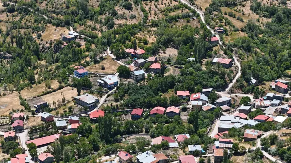 Bozkırın ortasında vahayı andırıyor, yeşilliği ile dikkat çekiyor