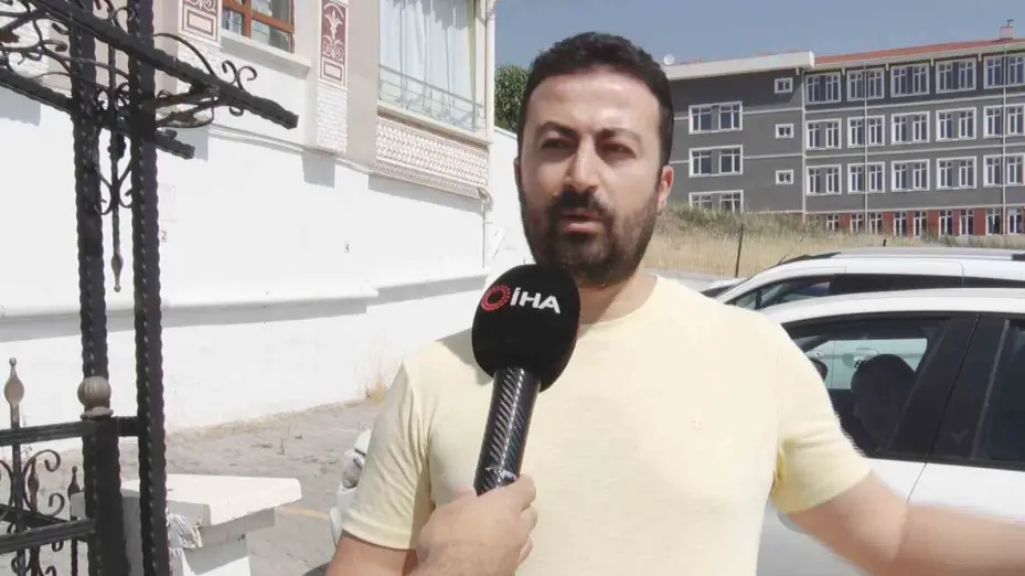 Kontrolden çıkan otomobilin gençlere çarpma anı güvenlik kamerasına yansıdı