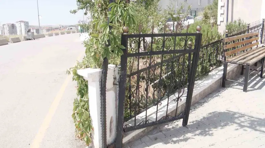 Kontrolden çıkan otomobilin gençlere çarpma anı güvenlik kamerasına yansıdı