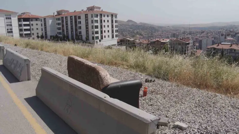 Kontrolden çıkan otomobilin gençlere çarpma anı güvenlik kamerasına yansıdı