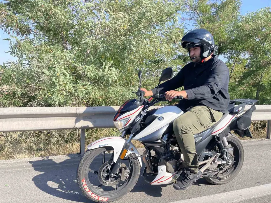 Otobüs fiyatları fazla geldi, motoruyla günlük 270 kilometre yol yapıyor
