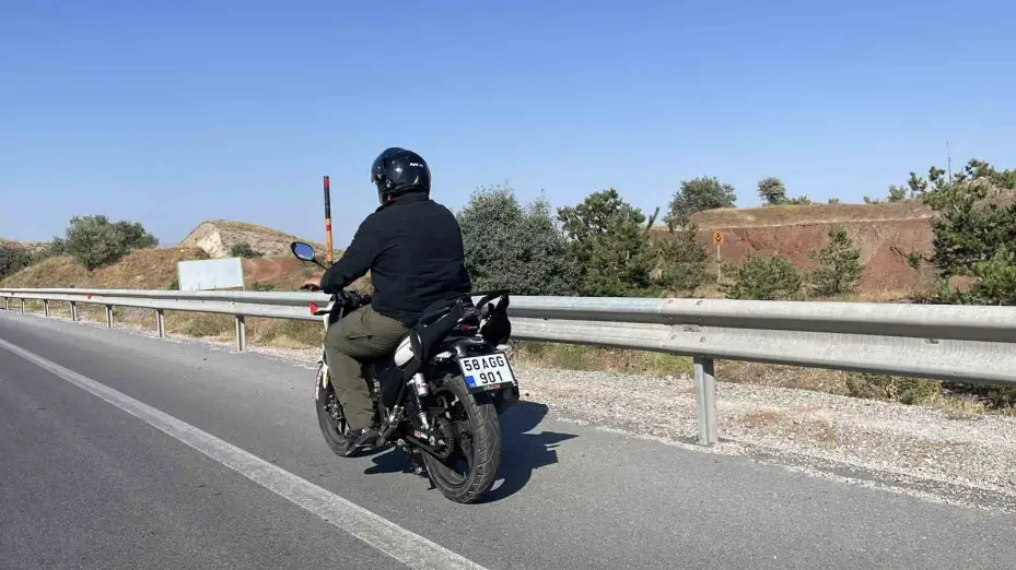 Otobüs fiyatları fazla geldi, motoruyla günlük 270 kilometre yol yapıyor