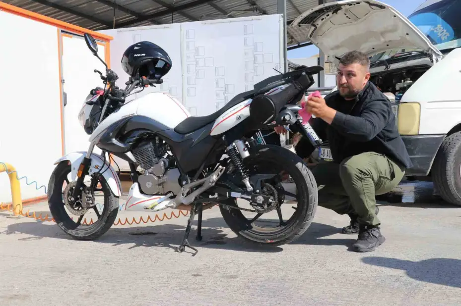 Otobüs fiyatları fazla geldi, motoruyla günlük 270 kilometre yol yapıyor