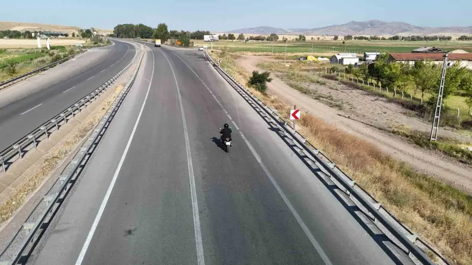 Otobüs fiyatları fazla geldi, motoruyla günlük 270 kilometre yol yapıyor
