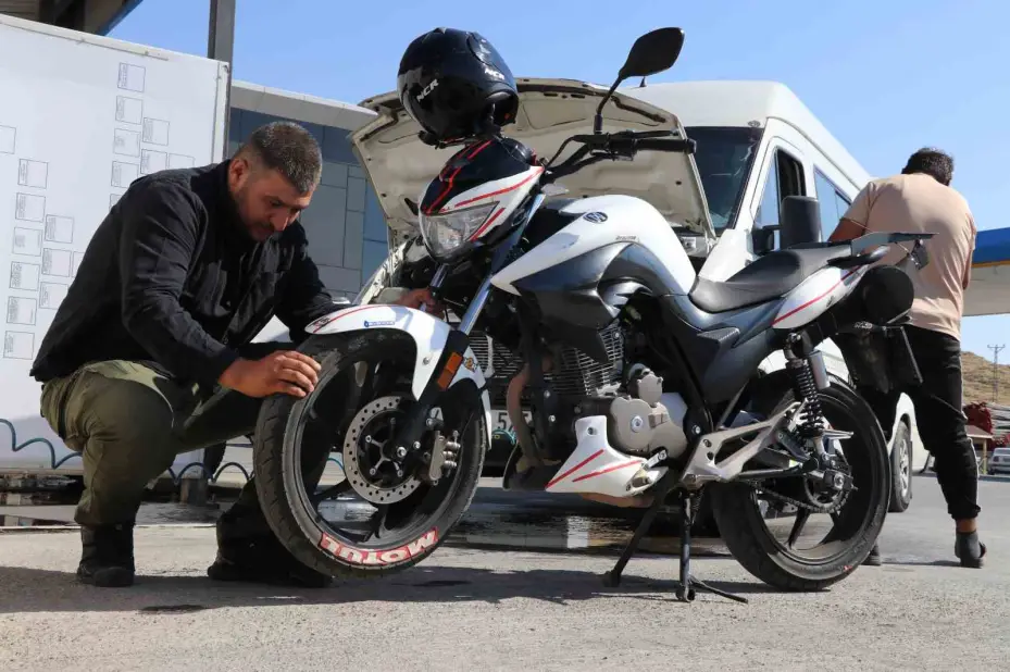Otobüs fiyatları fazla geldi, motoruyla günlük 270 kilometre yol yapıyor