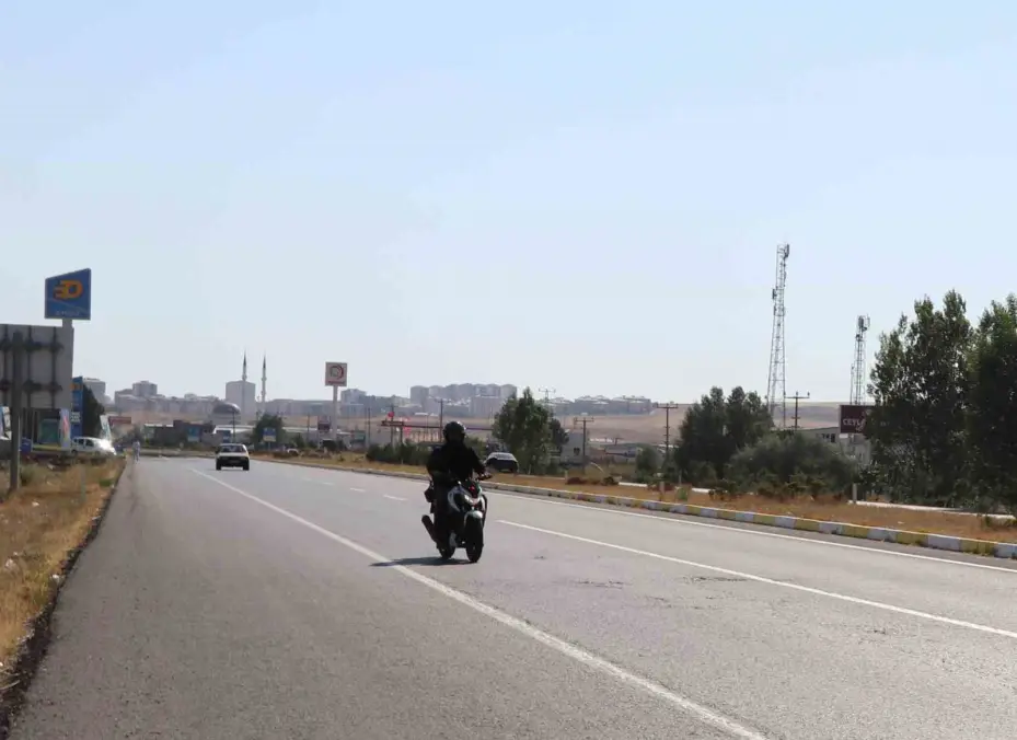 Otobüs fiyatları fazla geldi, motoruyla günlük 270 kilometre yol yapıyor