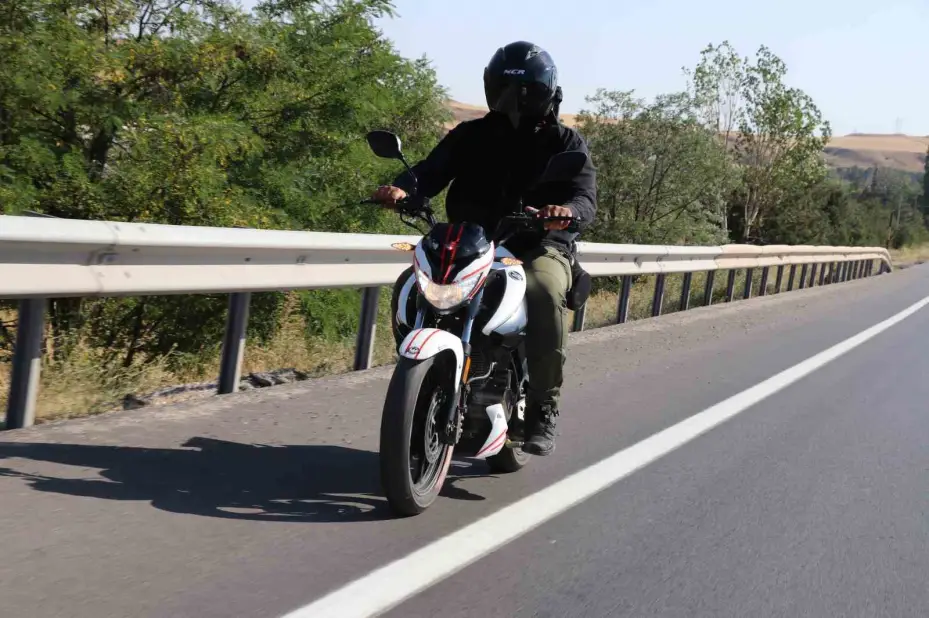 Otobüs fiyatları fazla geldi, motoruyla günlük 270 kilometre yol yapıyor