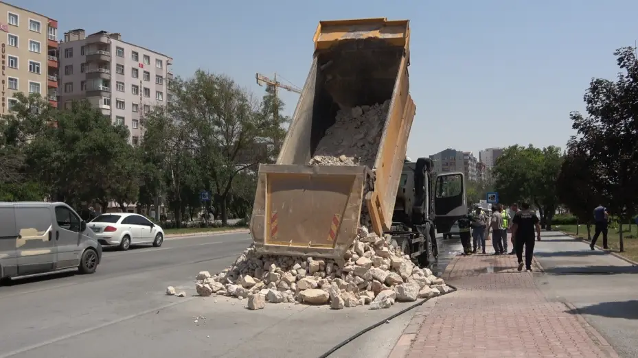 Seyir halindeki kamyonda yangın paniği