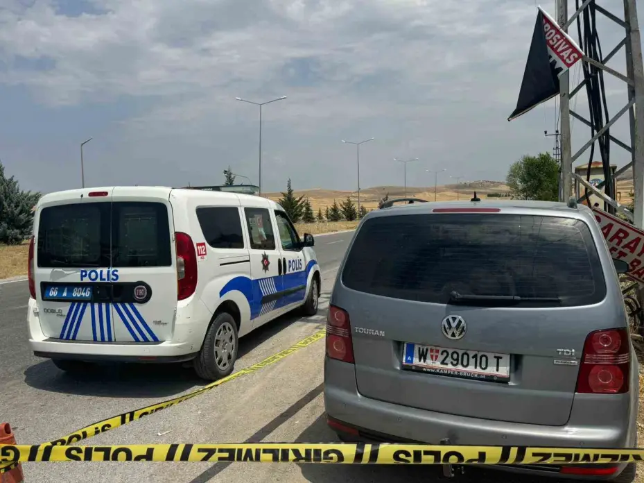 Yozgat’ta elektrik direğine çarpan otomobildeki 3 kişi yaralandı