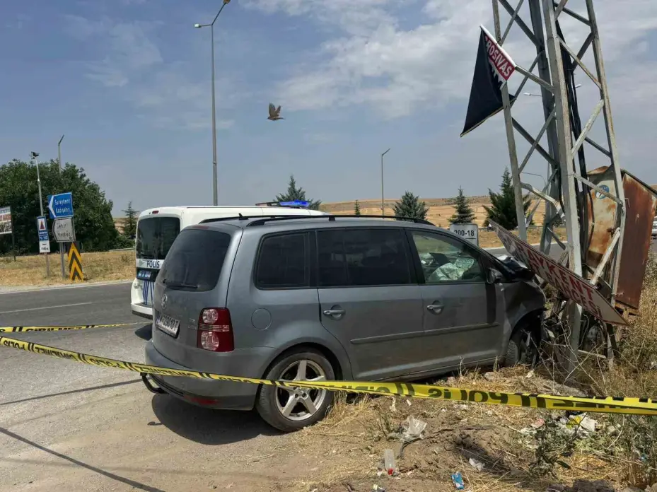 Yozgat’ta elektrik direğine çarpan otomobildeki 3 kişi yaralandı
