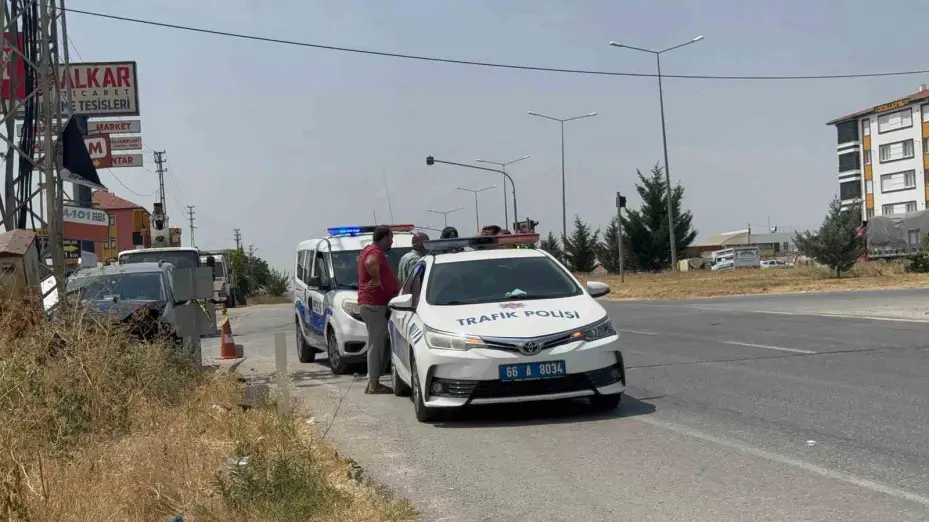 Yozgat’ta elektrik direğine çarpan otomobildeki 3 kişi yaralandı