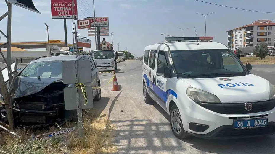 Yozgat’ta elektrik direğine çarpan otomobildeki 3 kişi yaralandı
