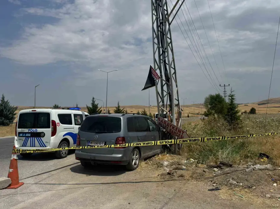 Yozgat’ta elektrik direğine çarpan otomobildeki 3 kişi yaralandı