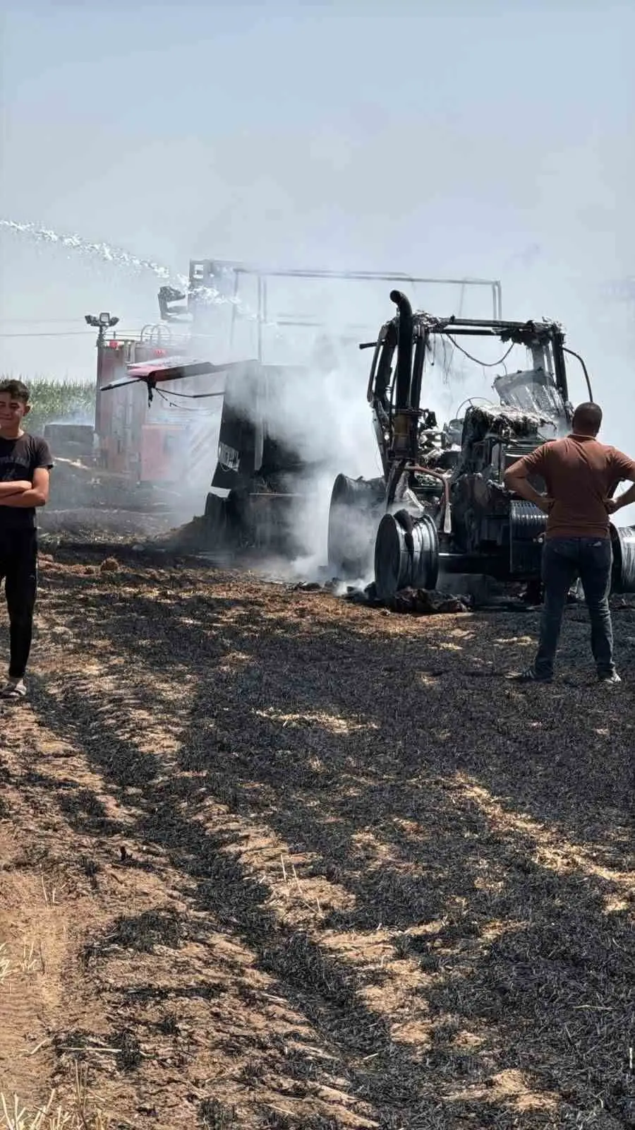 Balya makinesi alev aldı, traktör ve 3 dekar tarla yandı