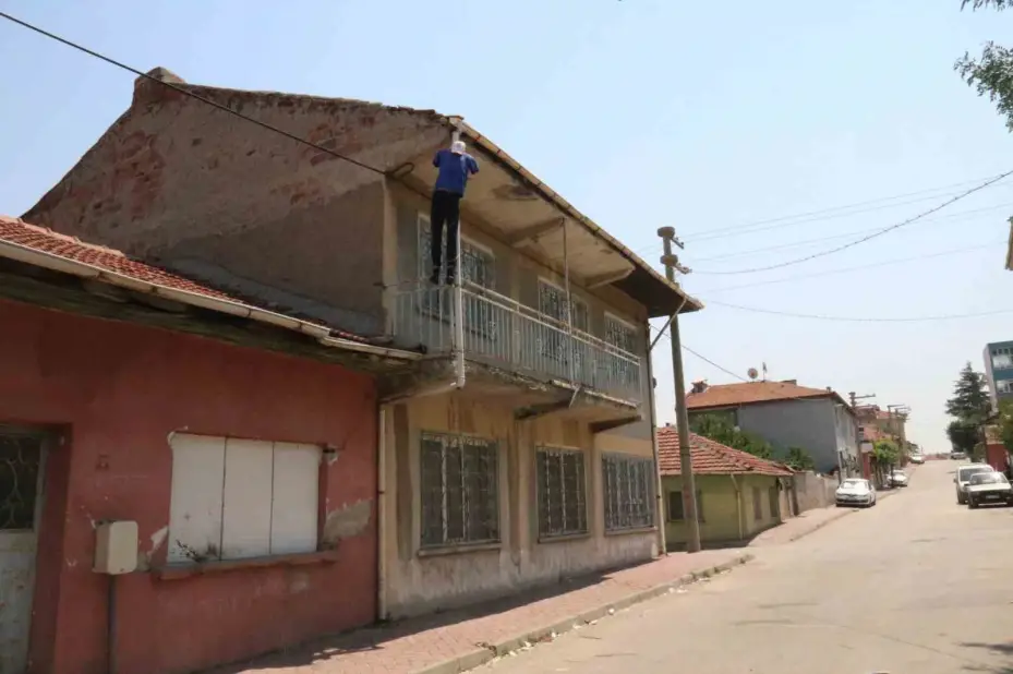 (ÖZEL) Evin balkonuna cansız manken asıldı, görenler ilk bakışta ceset sandı