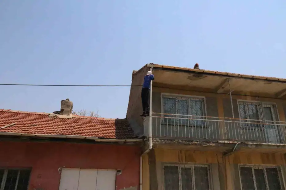 (ÖZEL) Evin balkonuna cansız manken asıldı, görenler ilk bakışta ceset sandı