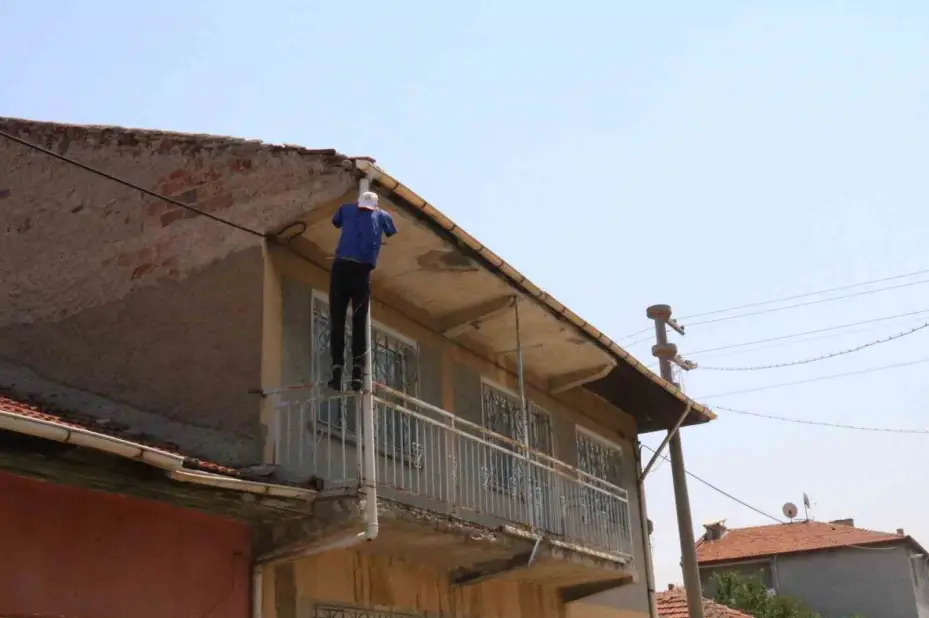 (ÖZEL) Evin balkonuna cansız manken asıldı, görenler ilk bakışta ceset sandı